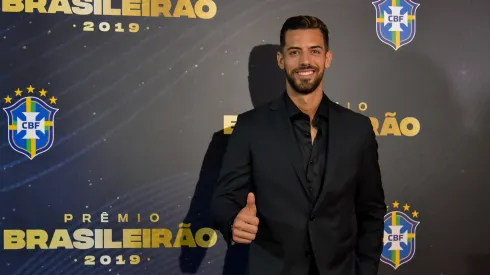 Foto: Thiago Ribeiro/AGIF – Atleta do Internacional pode jogar ao lado de Pablo Marí, ex-Flamengo.
