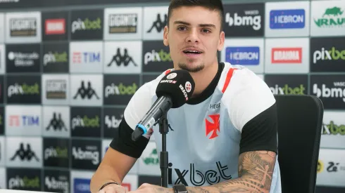 Foto: Daniel RAMALHO/VASCO – Gabriel Pec em entrevista coletiva no Vasco.
