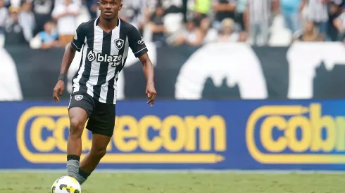 Foto: Vitor Silva/Botafogo – Jeffinho comenta diferenças entre Botafogo e Lyon.
