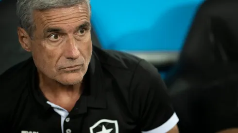 RJ - RIO DE JANEIRO - 20/04/2023 - COPA SUL-AMERICANA 2023, BOTAFOGO X CESAR VALLEJO - Luis Castro tecnico do Botafogo durante partida contra o Cesar Vallejo no estadio Engenhao pelo campeonato Copa Sul-Americana 2023. Foto: Jorge Rodrigues/AGIF