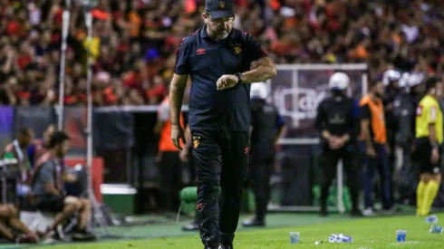 Foto: Rafael Vieira/AGIF – Enderson Moreira fala notícia importante para a estreia na Série B.