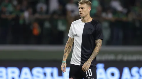 Foto: Marcello Zambrana/AGIF - Roger Guedes mostra indignação em derrota para o rival.