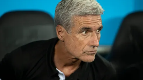 RJ - RIO DE JANEIRO - 20/04/2023 - COPA SUL-AMERICANA 2023, BOTAFOGO X CESAR VALLEJO - Luis Castro tecnico do Botafogo durante partida contra o Cesar Vallejo no estadio Engenhao pelo campeonato Copa Sul-Americana 2023. Foto: Jorge Rodrigues/AGIF