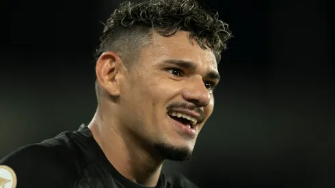 RJ - Rio de Janeiro - 10/11/2022 - BRASILEIRO A 2022, BOTAFOGO X SANTOS - Tiquinho Soares jogador do Botafogo comemora seu gol durante partida contra o Santos no estadio Engenhao pelo campeonato Brasileiro A 2022. Foto: Jorge Rodrigues/AGIF