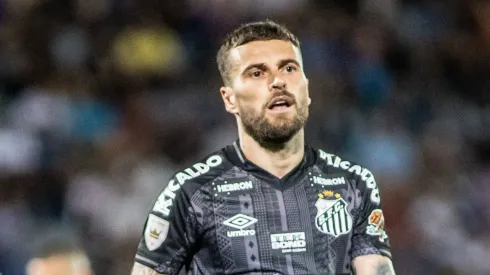 Santos perde na Sul-Americana e torcida 'detona' desempenho de Lucas Lima