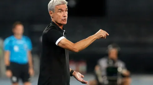 Foto: Vitor Silva/Botafogo – Luis Castro fala sobre estilo de jogo do Botafogo.
