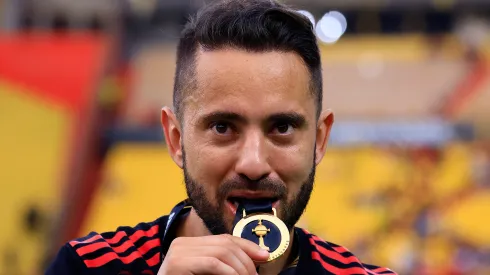 GUAYAQUIL, ECUADOR – OCTOBER 29: Éverton Ribeiro of Flamengo celebrates with the medal after winning the final of Copa CONMEBOL Libertadores 2022 between Flamengo and Athletico Paranaense at Estadio Monumental Isidro Romero Carbo on October 29, 2022 in Guayaquil, Ecuador. (Photo by Franklin Jacome/Getty Images)
