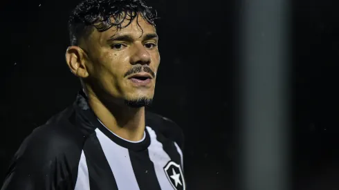 RJ - Rio de Janeiro - 11/02/2023 - CARIOCA 2023, BOTAFOGO X BANGU - Tiquinho Soares jogador do Botafogo comemora seu gol durante partida contra o Bangu no estadio Luso Brasileiro pelo campeonato Carioca 2023. Foto: Thiago Ribeiro/AGIF