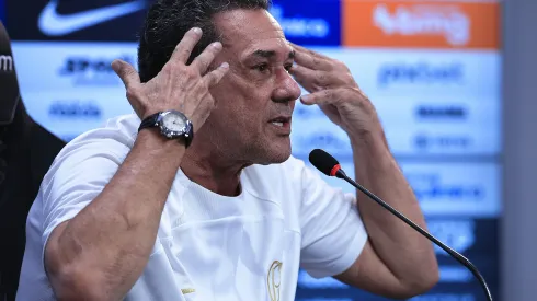 Foto: Ettore Chiereguini/AGIF - Luxemburgo da patada em jornalista durante coletiva