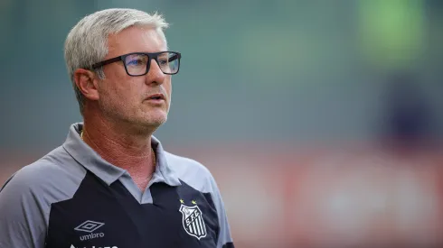 MG - BELO HORIZONTE - 06/05/2023 - BRASILEIRO A 2023, CRUZEIRO X SANTOS - Odair Hellmann tecnico do Santos durante partida contra o Cruzeiro no estadio Independencia pelo campeonato BRASILEIRO A 2023. Foto: Gilson Junio/AGIF