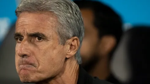 RJ - RIO DE JANEIRO - 04/05/2023 - COPA SUL-AMERICANA 2023, BOTAFOGO X LDU - Luis Castro tecnico do Botafogo durante partida contra o LDU no estadio Engenhao pelo campeonato Copa Sul-Americana 2023. Foto: Jorge Rodrigues/AGIF