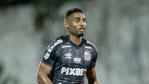 Joaquim 'manda recado' para Odair sobre novo companheiro de zaga no Santos