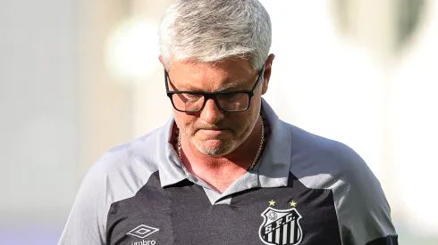 MG – BELO HORIZONTE – 06/05/2023 – BRASILEIRO A 2023, CRUZEIRO X SANTOS – Odair Hellmann tecnico do Santos durante partida contra o Cruzeiro no estadio Independencia pelo campeonato BRASILEIRO A 2023. Foto: Gilson Junio/AGIF
