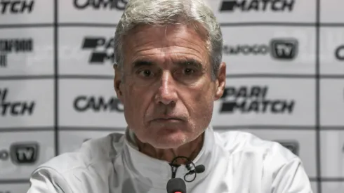 PR - CURITIBA - 17/05/2023 - COPA DO BRASIL 2023, ATHLETICO-PR X BOTAFOGO - Luis Castro tecnico do Botafogo durante entrevista coletiva apos a partida contra o Athletico-PR no estadio Arena da Baixada pelo campeonato Copa do Brasil 2023. Foto: Robson Mafra/AGIF