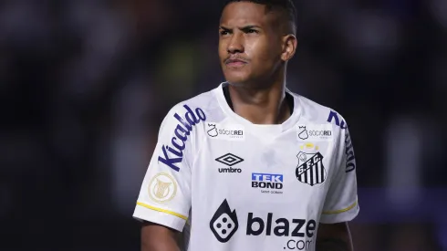 SP - SANTOS - 20/05/2023 - BRASILEIRO A 2023, SANTOS X PALMEIRAS - Angelo jogador do Santos durante partida contra o Palmeiras no estadio Vila Belmiro pelo campeonato BRASILEIRO A 2023. Foto: Ettore Chiereguini/AGIF