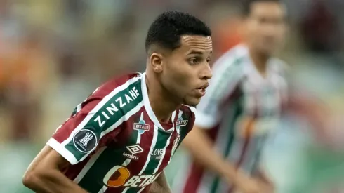 Jornalista expõe atualização sobre lesão de Alexsander no Fluminense e agita web