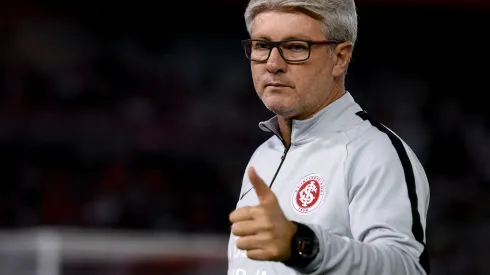 BUENOS AIRES, ARGENTINA - MAY 07: Odair Hellmann coach of Internacional gestures before a group A match between River Plate and Internacional as part of Copa CONMEBOL Libertadores 2019 at Estadio Monumental Antonio Vespucio Liberti on May 7, 2019 in Buenos Aires, Argentina. (Photo by Marcelo Endelli/Getty Images)