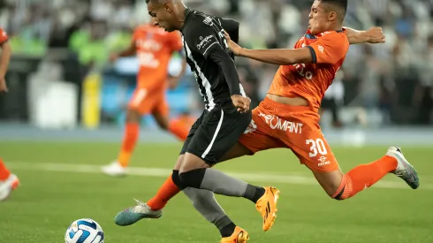 Jorge Rodrigues/AGIF- Botafogo x César Vallejo no primeiro duelo pela Sul-Americana.
