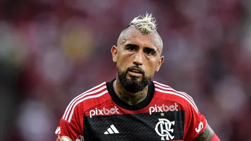 Foto: Thiago Ribeiro/AGIF – Vidal rebate torcedor do Flamengo
