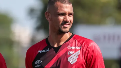 Foto: Robson Mafra/AGIF - Futuro de Zé Ivaldo no Athletico-PR vira assunto