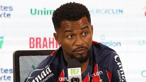 Cicinho desabafa e manda recado para torcida do Bahia sobre momento no clube