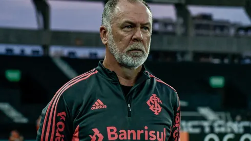 RJ - Rio de Janeiro - 16/10/2022 - BRASILEIRO A 2022, BOTAFOGO X INTERNACIONAL - Mano Menezes tecnico do Internacional durante partida contra o Botafogo no estadio Engenhao pelo campeonato Brasileiro A 2022. Foto: Thiago Ribeiro/AGIF