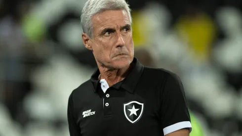 RJ - RIO DE JANEIRO - 20/04/2023 - COPA SUL-AMERICANA 2023, BOTAFOGO X CESAR VALLEJO - Luis Castro tecnico do Botafogo durante partida contra o Cesar Vallejo no estadio Engenhao pelo campeonato Copa Sul-Americana 2023. Foto: Jorge Rodrigues/AGIF