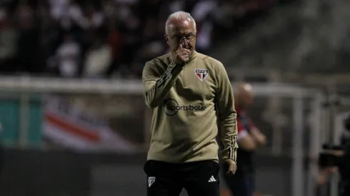 Foto: Rubens Chiri/Saopaulofc.net – Dorival Júnior observa de perto possível saída de atletas.
