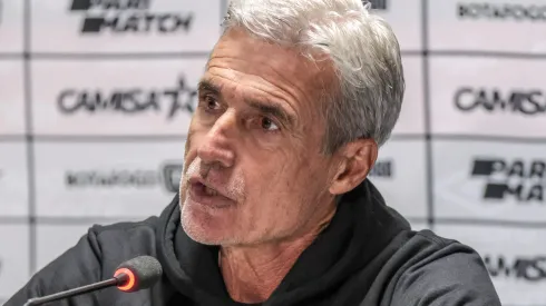 PR - CURITIBA - 03/06/2023 - BRASILEIRO A 2023, ATHLETICO-PR X BOTAFOGO - Luis Castro tecnico do Botafogo durante entrevista coletiva apos a partida contra o Athletico-PR no estadio Arena da Baixada pelo campeonato BRASILEIRO A 2023. Foto: Robson Mafra/AGIF