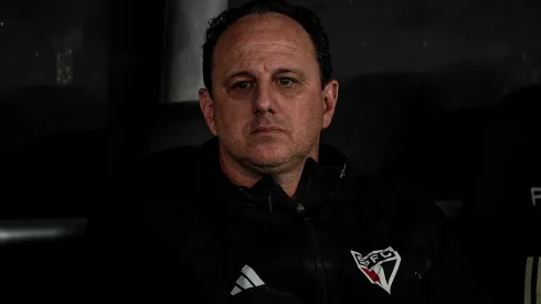 RJ - RIO DE JANEIRO - 15/04/2023 - BRASILEIRO A 2023, BOTAFOGO X SAO PAULO - Rogerio Ceni tecnico do Sao Paulo durante partida contra o Botafogo no estadio Engenhao pelo campeonato BRASILEIRO A 2023. Foto: Thiago Ribeiro/AGIF