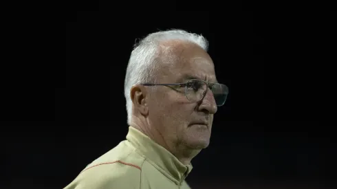 Foto: Diogo Reis/AGIF – Dorival Júnior observa jogador da base.
