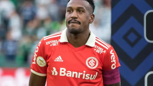 PR – Curitiba – 23/10/2022 – BRASILEIRO A 2022, CORITIBA X INTERNACIONAL – Edenilson jogador do Internacional durante execucao do hino nacional antes da partida contra o Coritiba no estadio Couto Pereira pelo campeonato Brasileiro A 2022. Foto: Robson Mafra/AGIF
