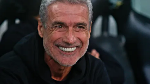 PR - CURITIBA - 03/06/2023 - BRASILEIRO A 2023, ATHLETICO-PR X BOTAFOGO - Luis Castro tecnico do Botafogo durante partida contra o Athletico-PR no estadio Arena da Baixada pelo campeonato BRASILEIRO A 2023. Foto: Gabriel Machado/AGIF