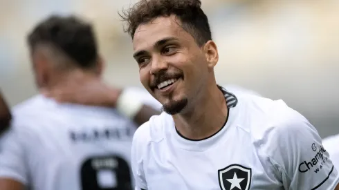 RJ - Rio de Janeiro - 23/10/2022 - BRASILEIRO A 2022, FLUMINENSE X BOTAFOGO - Eduardo jogador do Botafogo comemora seu gol durante partida contra o Fluminense no estadio Maracana pelo campeonato Brasileiro A 2022. Foto: Jorge Rodrigues/AGIF