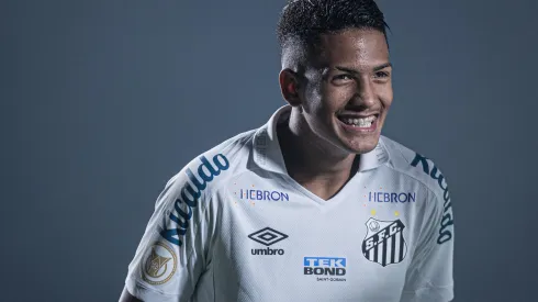 Foto: Heber Gomes/AGIF – Santos prepara investida por meia do Schalke após saída de Ângelo
