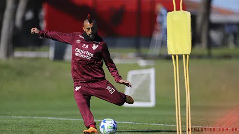 Foto: Cahuê Miranda/athletico.com.br – Vidal fala sobre acerto com o Furacão.
