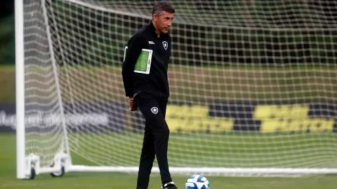 Foto: Vitor Silva/Botafogo – Bruno Lage é regularizado no BID.
