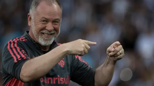 Foto: Jorge Rodrigues/AGIF – Mano Menezes pode não ficar desempregado após sair do Internacional.
