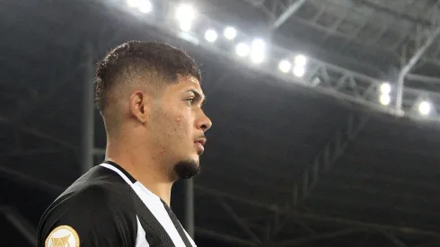 Foto: Vitor Silva/Botafogo – Botafogo toma decisão sobre Erison.
