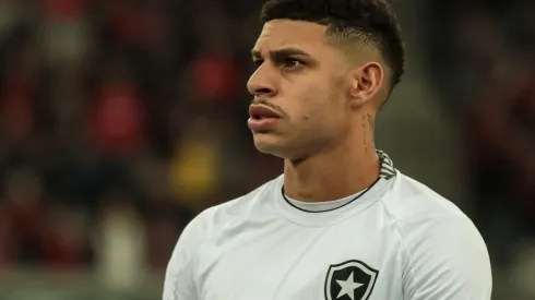 PR – CURITIBA – 17/05/2023 – COPA DO BRASIL 2023, ATHLETICO-PR X BOTAFOGO – Luis Henrique jogador do Botafogo durante execucao do hino nacional antes da partida contra o Athletico-PR no estadio Arena da Baixada pelo campeonato Copa do Brasil 2023. Foto: Robson Mafra/AGIF
