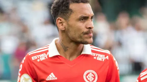 PR – Curitiba – 23/10/2022 – BRASILEIRO A 2022, CORITIBA X INTERNACIONAL – Alan Patrick jogador do Internacional durante execucao do hino nacional antes da partida contra o Coritiba no estadio Couto Pereira pelo campeonato Brasileiro A 2022. Foto: Robson Mafra/AGIF
