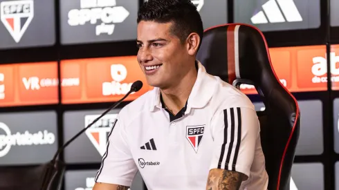 SP - SAO PAULO - 01/08/2023 - SAO PAULO, APRESENTACAO JAMES RODRIGUEZ - James Rodriguez fala aos jornalista durante sua apresentacao oficial como jogador do Sao Paulo em coletiva de imprensa realizada no CT Barra Funda. Foto: Abner Dourado/AGIF