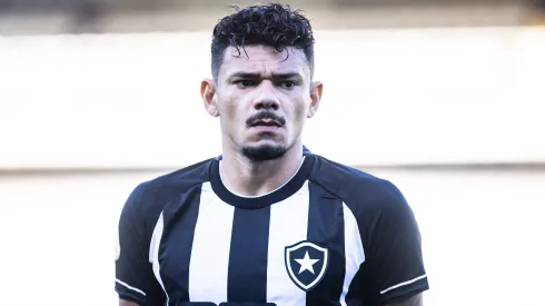 Foto: Abner Dourado/AGIF – Tiquinho está tratando lesão no Botafogo
