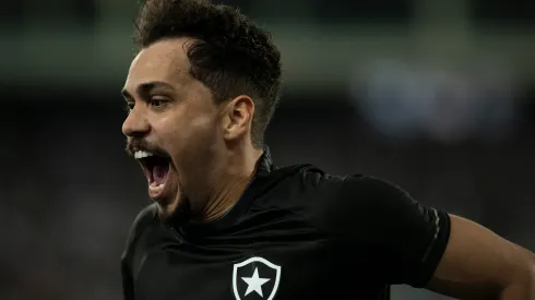 RJ – RIO DE JANEIRO – 15/07/2023 – BRASILEIRO A 2023, BOTAFOGO X BRAGANTINO – Eduardo jogador do Botafogo comemora seu gol durante partida contra o Bragantino no estadio Engenhao pelo campeonato Brasileiro A 2023. Foto: Jorge Rodrigues/AGIF
