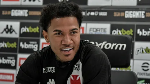 RJ – Rio de Janeiro – 15/02/2022 – APRESENTACAO, VASCO ZE GABRIEL – Ze Gabriel fala aos jornalista durante sua apresentacao oficial como jogador do Vasco em coletiva de imprensa realizada no CT Moacyr Barbosa. Foto: Thiago Ribeiro/AGIF
