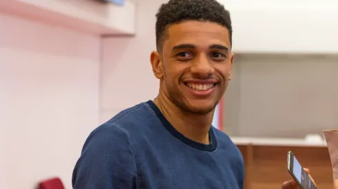 Foto:Jeferson Guareze/AGIF - Taison agita os torcedores do Internacional.