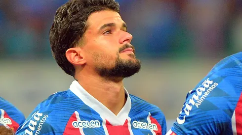 BA - SALVADOR - 04/07/2023 - COPA DO BRASIL 2023, BAHIA X GREMIO - Cauly, jogador do Bahia durante execucao do hino nacional antes da partida contra o Gremio no estadio Arena Fonte Nova pelo campeonato Copa do Brasil 2023. Foto: Walmir Cirne/AGIF