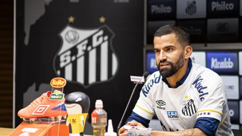 Foto: Raul Baretta/ Santos FC – Rincón é apresentado no Santos.
