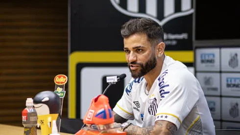 Foto: Raul Baretta/ Santos FC. – Júnior Caiçara é apresentado no Santos.
