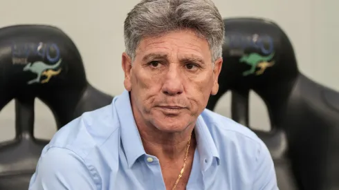 Foto: Robson Mafra/AGIF - Renato Gaúcho observa situação de jogador.